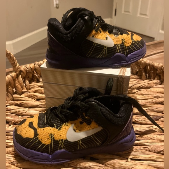 NIKE KOBE SHOES SIZE 6C GENTLY USED KOBE BRYANT BLACK AND PURPLE LA LAKERS - Picture 1 of 9